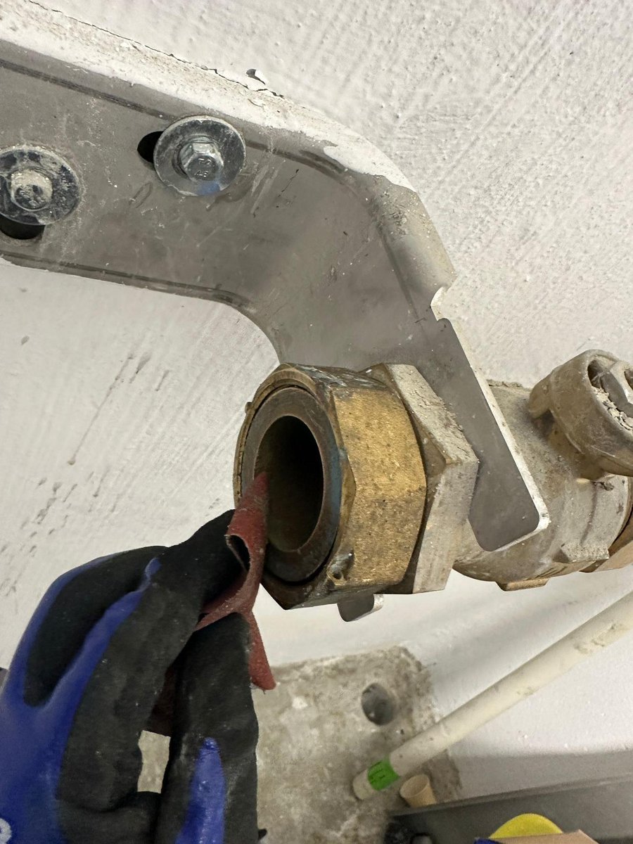 bluegoldcontrol's tweet photo. Maintenance urgente : détection de fuites sur compteur d’eau de gros diamètre 💧🔧. Démontage, réparation, remontage, mise en charge, vérification complète ✅. Nettoyage du filtre à tamis et vérification des pressions. #Maintenance #Eau #Urgent #Plomberie #Sécurité 🛠️ https://t.co/z7elxWwaUF