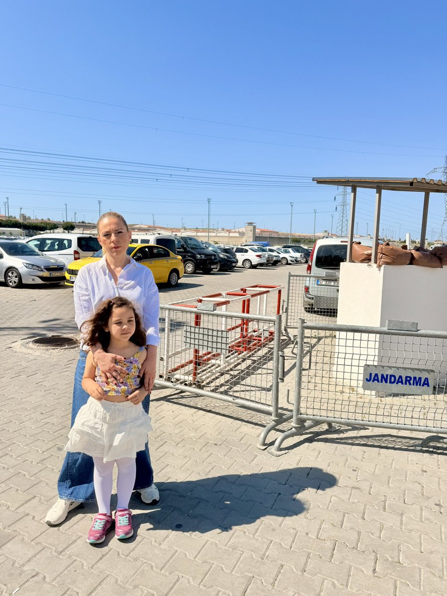 5 Haziran 2025, Silivri, 163. görüş: Tayfun'dan herkese çok selam.

Bugün 53. açık görüşümüzdü.

1137 gündür ayrıyız.

Bu parçalanmış ailemizin Silivri’de geçirdiği 8. Bayram.

Bugün çekilen bu fotoğrafta çok fazla şey yanlış;

mekan yanlış, kişiler yanlış, zaman yanlış.

Tayfun