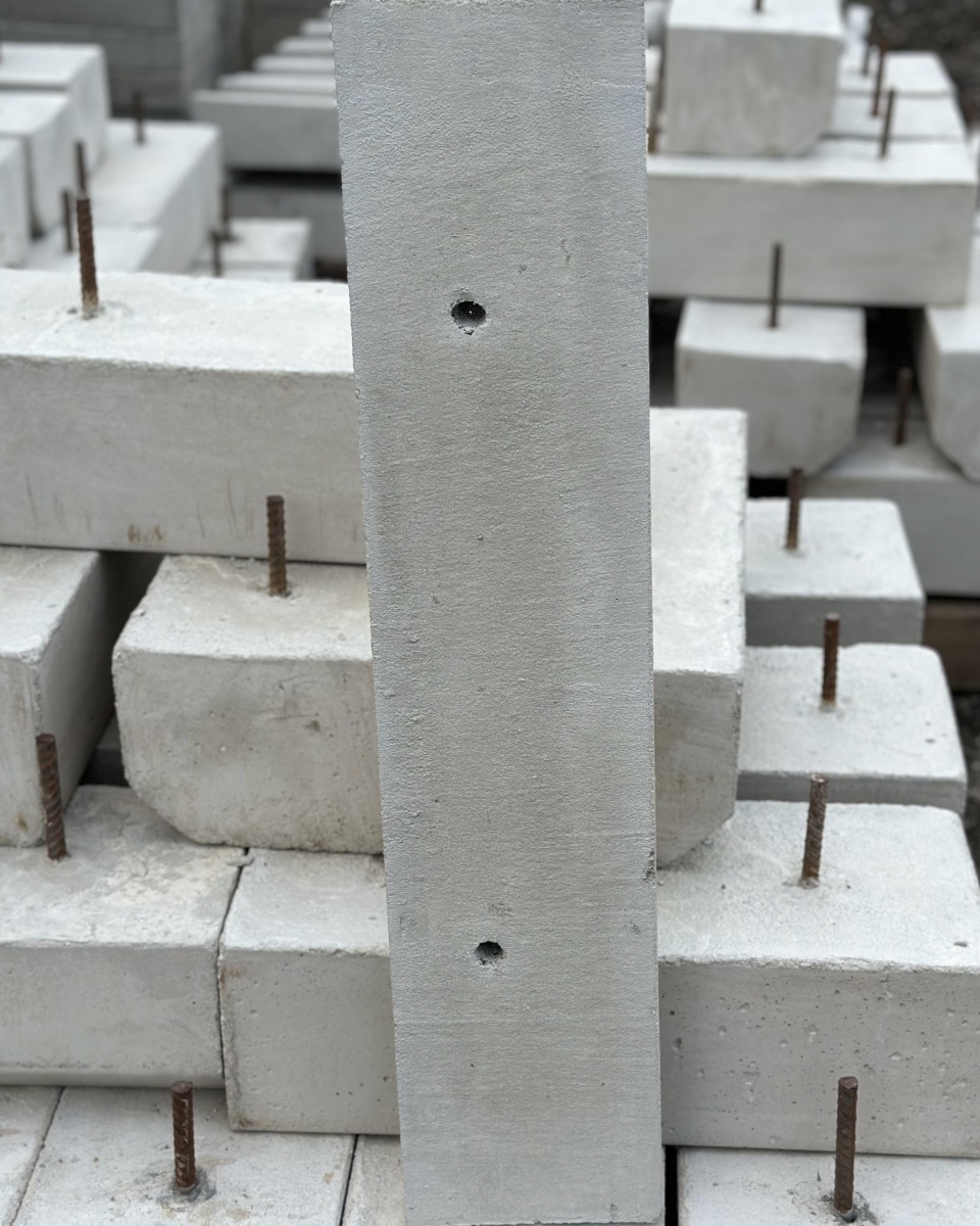 metroblock_sas's tweet photo. Las #alfajíasdeconcreto son la opción ideal por su durabilidad, resistencia y estética. No solo fortalecen estructuras, también mejoran la eficiencia energética, promoviendo sostenibilidad.
Son componentes que refuerzan techos y paredes, combinando funcionalidad y diseño. https://t.co/sr5GjvIH1E