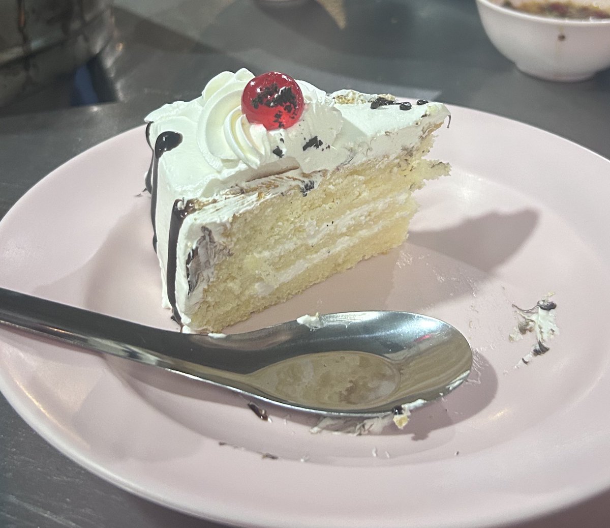 กินเนื้อย่างกับเพื่อน โต๊ะข้างหลังแฮปปี้เบิร์ดเดบ์ เอ๊กโทเวิดแบบผมหันไปตบมือร้องเพลงกับเขาด้วย สักแปปน้องตัวน้อยๆเดินมาบอกพี่สาวขา แม่หนูให้เอาเค้กมาให้

ใจนุ😭💕💕💕