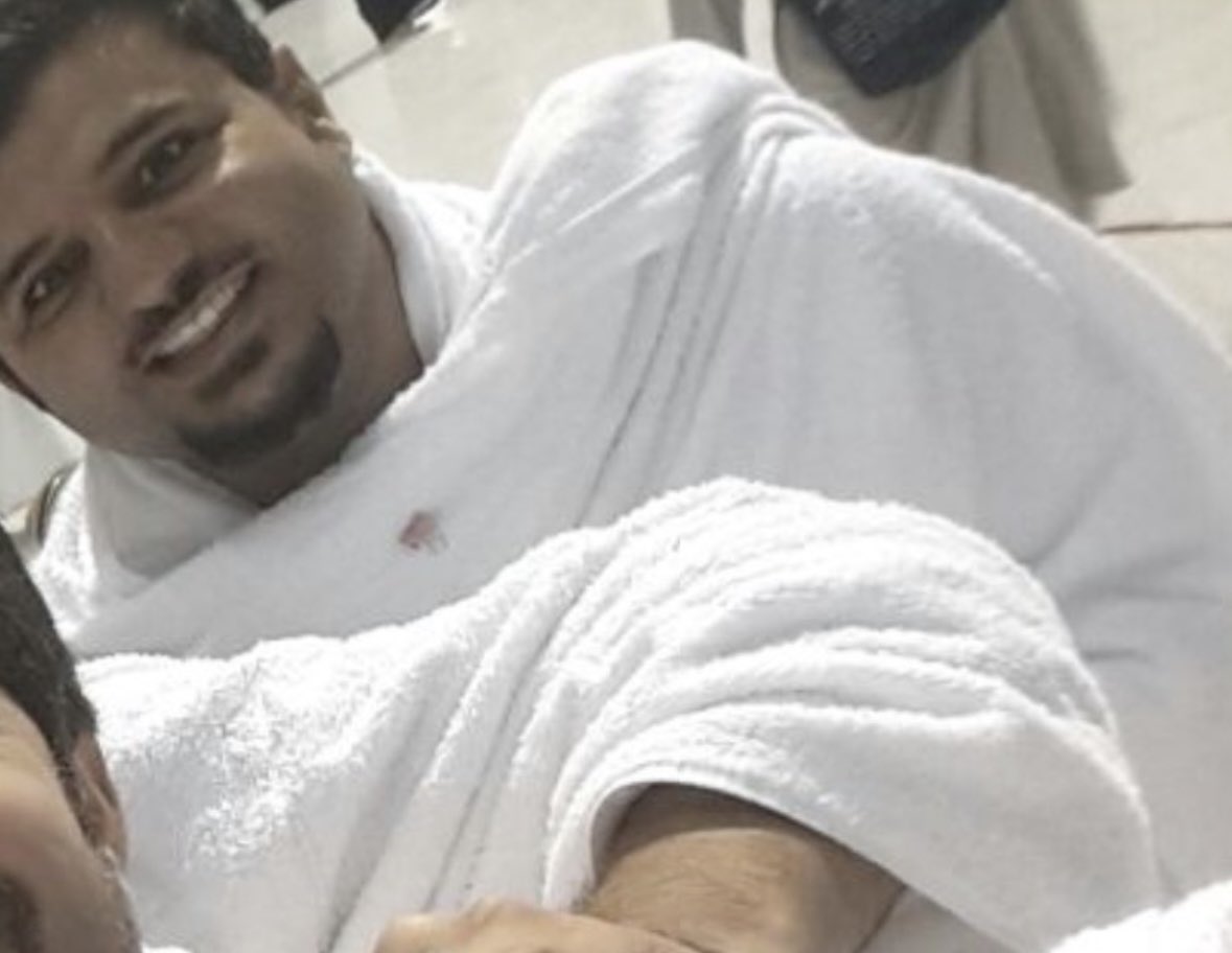 عندما جاء أصحاب #الفيل ليهدموا #الكعبة، ذهب #عبدالمطلب، جد #الرسول ﷺ، إلي أبرهة وقابله وطلب إبله التي نهبوها، فتعجب أبرهة وقال : أنتم تعظمون #البيت، ولم تسألني عنه وتسأل عن إبلك ؟ فقال له: ( أنا رب الإبل، وللبيت رب يحميه ) 

#عرفات 
#يوم_عرفة
#الكويت 
#المملكة_العربية_السعودية