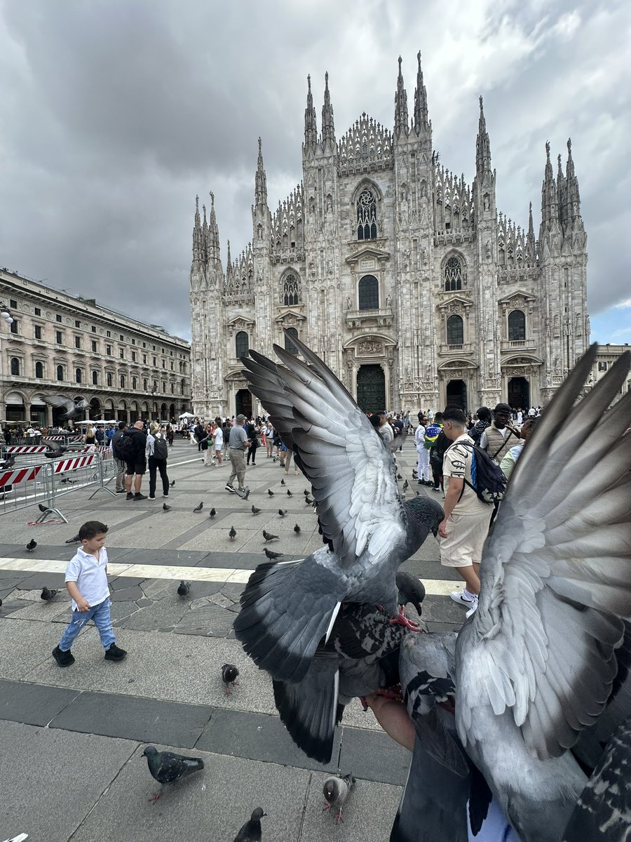 XikunHan's tweet photo. At the European Society of Human Genetics (ESHG 2025) held in Milan, I presented our latest research progress: leveraging complex disease genetics and evolutionary genomics to investigate the genetic circuits of complex diseases and putative therapeutic targets. 🌹🌹🌹 https://t.co/X3ZojY2Mx9