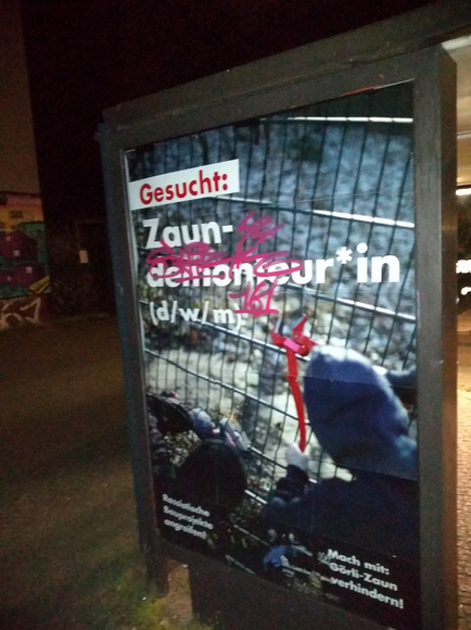 datawrangler2's tweet photo. [*Zaundemonteur*innen gesucht]
.
#Adbusting am Görlitzer Park Berlin
Indymedia:anonym-04.06.2025-23:12
"So wurden rund um dem Görlitzer Park ca.30 Plakate in die Werbekästen aufgehängt, die dazu aufrufen den rassistische Görli-Zaun zu verhindern."
#Kreuzberg #Görli #GörlitzerPark https://t.co/HEnBzDf7VE
