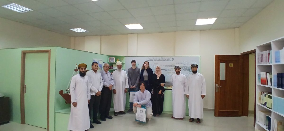 مركز الخليل بن أحمد الفراهيدي للدراسات العربية والانسانية ينظم حفلا لتوديع ثلاثة من طلبة معهد الدراسات الأسيوية والأفريقية، جامعة HSE،  سانتبطرسبرج الروسية الذين انهوا فصلا دراسيا بجامعة نزوى. يتمنى المركز للطلبة قسطنطين ونيكيتا وفلادا التوفيق في دراستهم وعودا حميدا إلى اهلهم