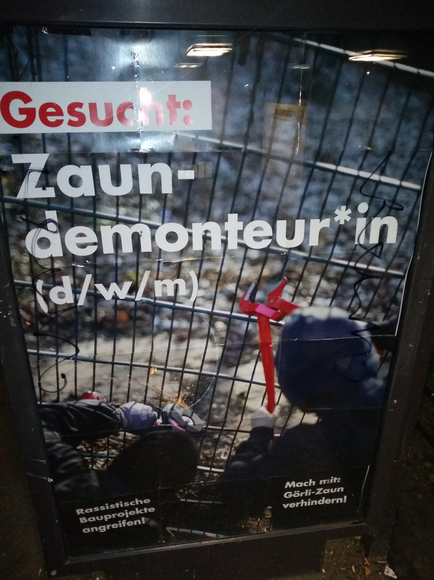 datawrangler2's tweet photo. [*Zaundemonteur*innen gesucht]
.
#Adbusting am Görlitzer Park Berlin
Indymedia:anonym-04.06.2025-23:12
"So wurden rund um dem Görlitzer Park ca.30 Plakate in die Werbekästen aufgehängt, die dazu aufrufen den rassistische Görli-Zaun zu verhindern."
#Kreuzberg #Görli #GörlitzerPark https://t.co/HEnBzDf7VE