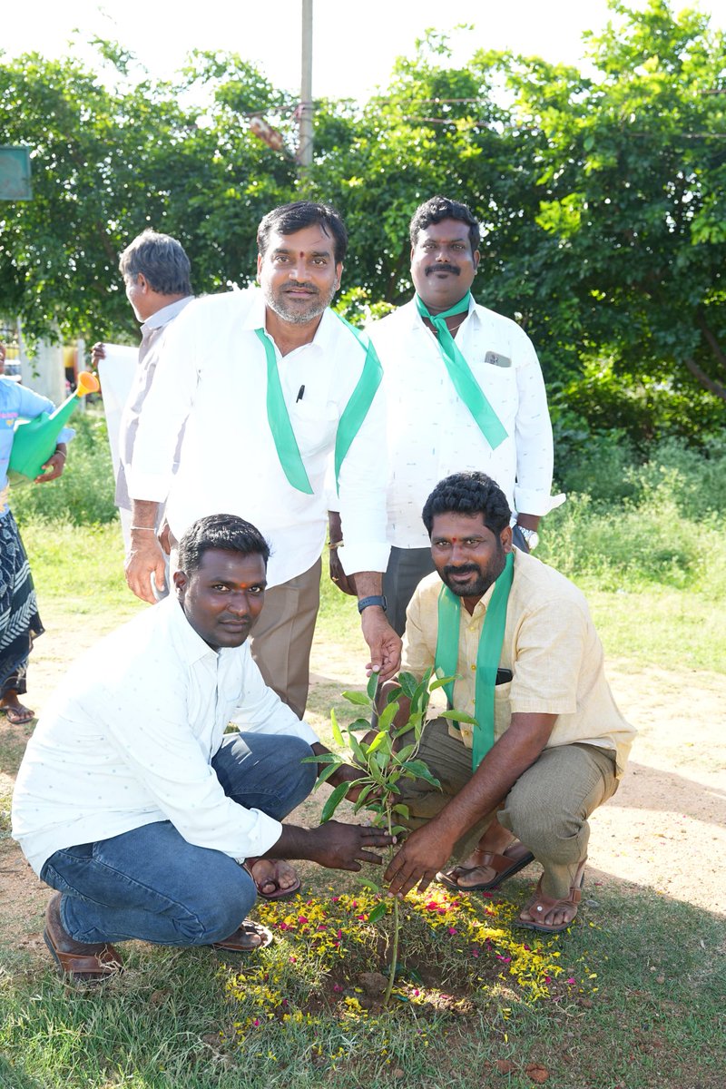Haritha_Sena's tweet photo. ప్రపంచ పర్యావరణ దినోత్సవం సందర్బంగా గ్రీన్ ఇండియా ఛాలెంజ్ వ్యవస్థాపకులు గౌరవ శ్రీ @SantoshKumarBRS గారి హరితసేన కార్యక్రమం లో భాగంగా కల్వకుర్తి నియోజకవర్గం కడ్తాల్ గ్రామపంచాయతీ పరిధిలో మొక్కలు నాటిన కల్వకుర్తి హరితసేన ఇంచార్జ్ లక్ష్మి నరసింహ రెడ్డి గారు. https://t.co/U9hlWMAmSb