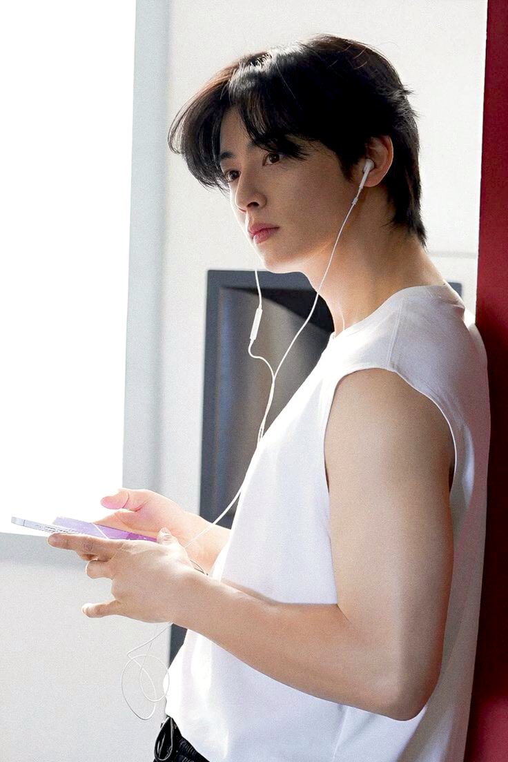 Cha Eunwoo long hair