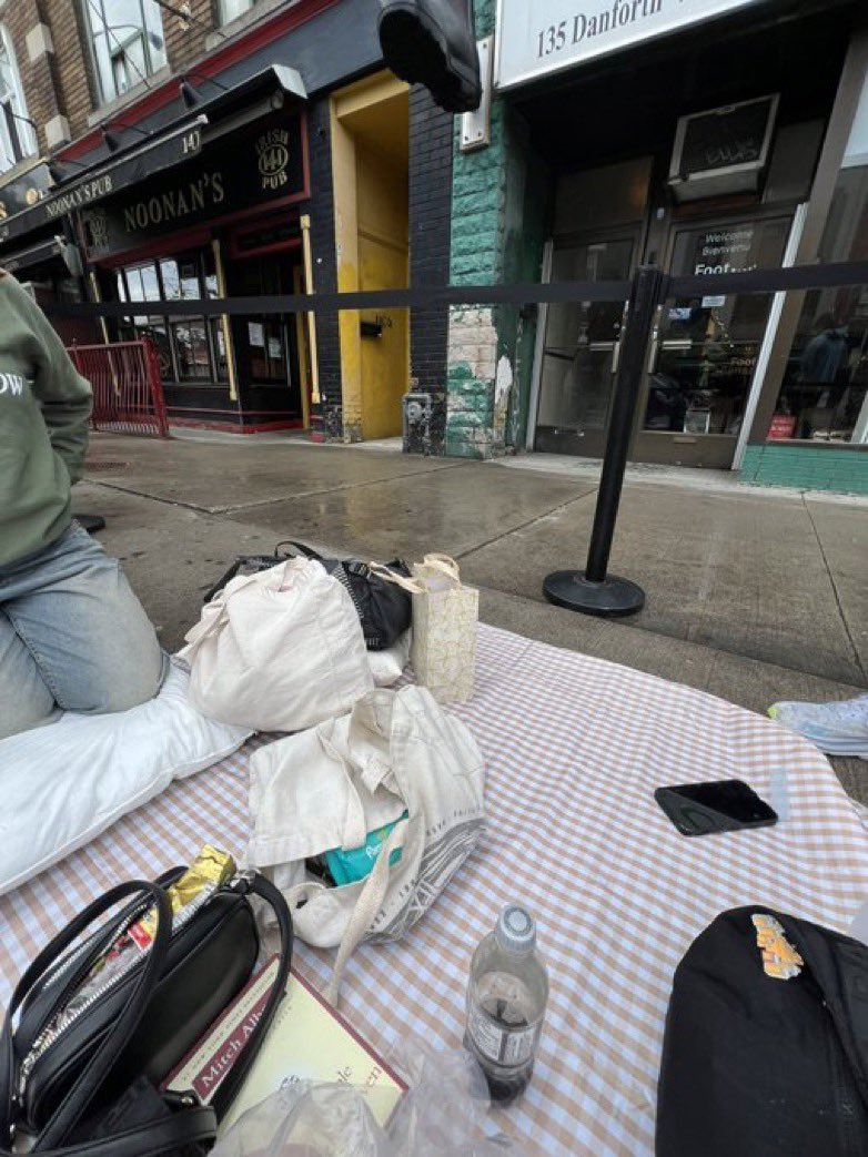 asheontour's tweet image. Security moved the line and told us he had to remove our chalk at some point 👎

-Zillah