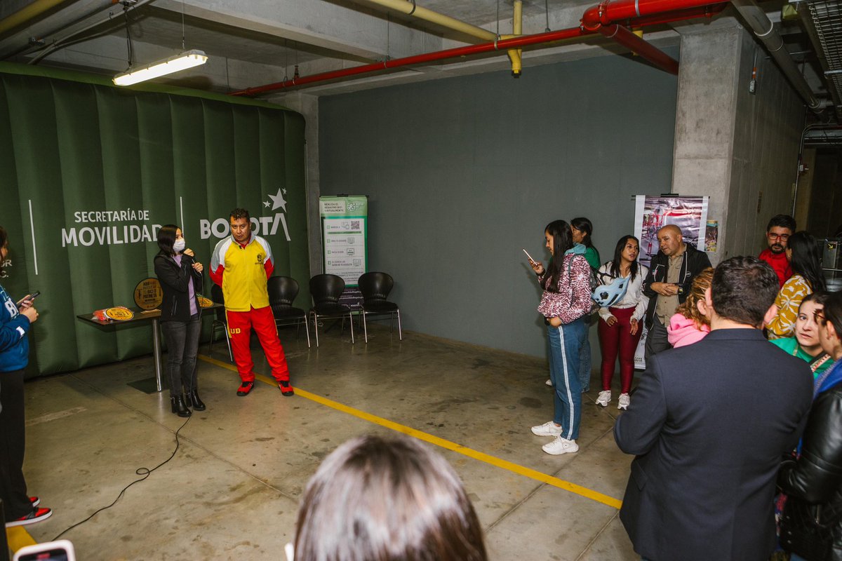 Hoy nos complace otorgar la certificación de estacionamiento de micromovilidad a la universidad Distrital Francisco José de Caldas. 

Su aporte de 800 nuevos cupos lleva a Bogotá a contar con más de 79.300 espacios para vehículos de micromovilidad, de los cuales 44.000 están