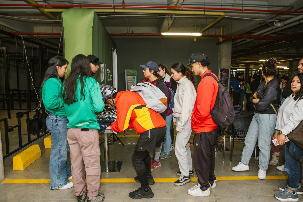 Hoy @UDistrital recibe el Sello de Oro por su compromiso con la movilidad sostenible, destacándose por promover una movilidad más limpia y eficiente entre sus estudiantes y personal educativo. 

Con este reconocimiento seguimos construyendo entre todos una ciudad más limpia, con