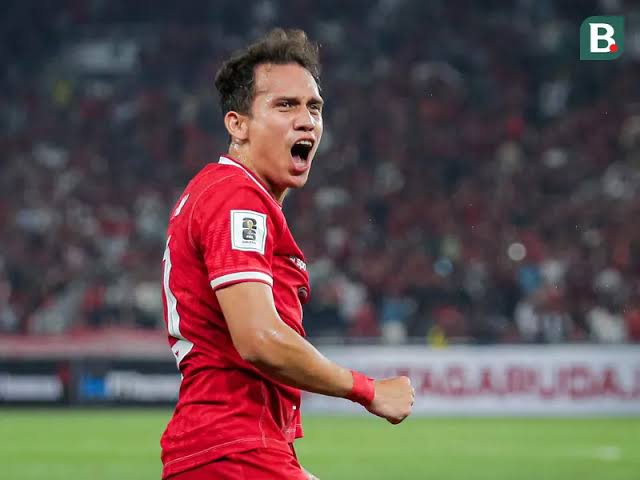 gilabola_ina's tweet photo. Permainan kombinasi Ole Romeny dan Egy Maulana Vikri membuat pemain timnas China puyeng 😅

#TimnasDay https://t.co/E6AnOGY4jS