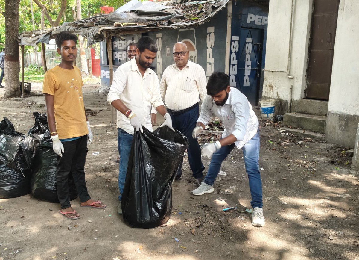 northbiharabvp's tweet image. विकासार्थ विद्यार्थी, सुपौल इकाई द्वारा विश्व पर्यावरण दिवस के अवसर पर BSS कॉलेज सुपौल में &quot;क्लीन कैंपस - ग्रीन कैंपस&quot; के तहत स्वच्छता अभियान चलाया गया। मौके पर प्रांत SFD सह संयोजक शिवजी कुमार उपस्थित रहे।

#SFD 
#WorldEnvironmentDay