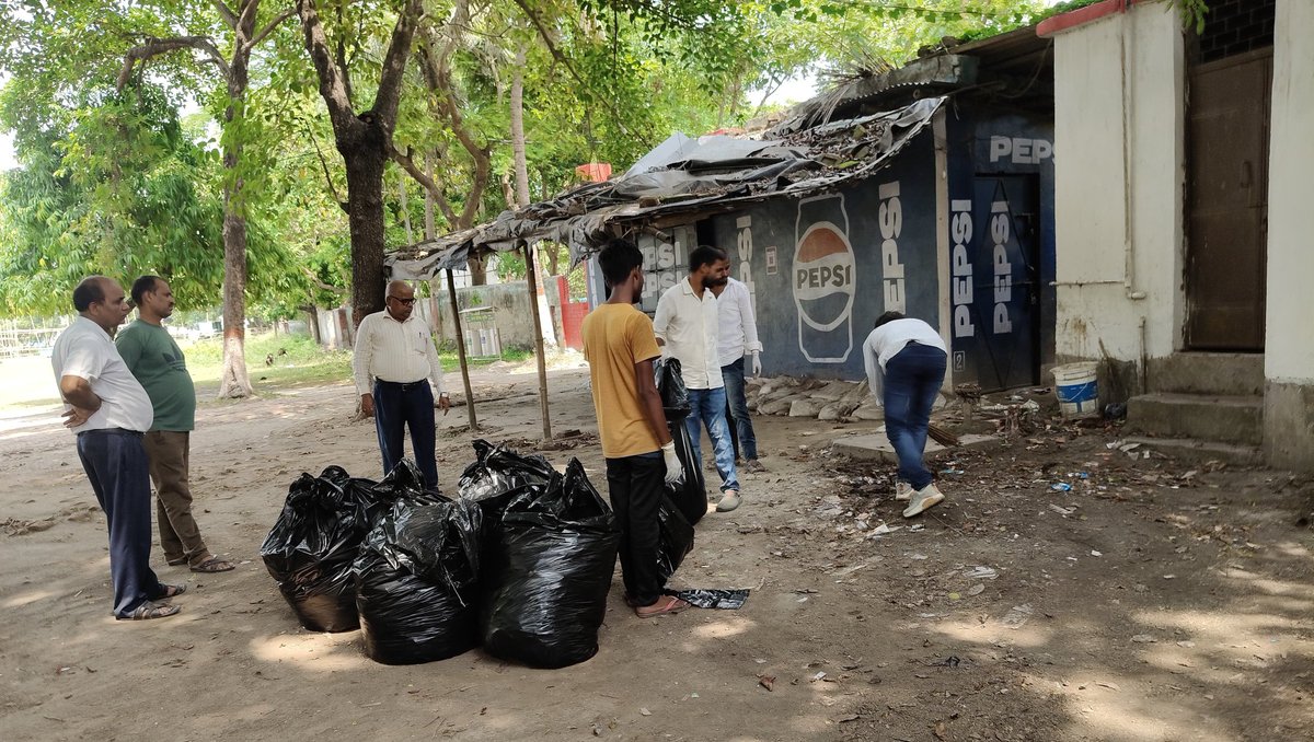 northbiharabvp's tweet image. विकासार्थ विद्यार्थी, सुपौल इकाई द्वारा विश्व पर्यावरण दिवस के अवसर पर BSS कॉलेज सुपौल में &quot;क्लीन कैंपस - ग्रीन कैंपस&quot; के तहत स्वच्छता अभियान चलाया गया। मौके पर प्रांत SFD सह संयोजक शिवजी कुमार उपस्थित रहे।

#SFD 
#WorldEnvironmentDay