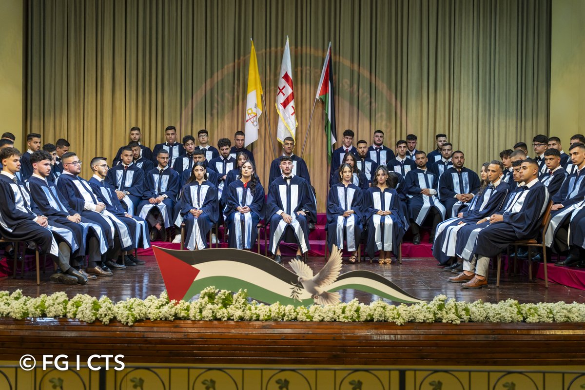 custodiaTS's tweet image. On June 2, the Terra Santa College in Bethlehem celebrated graduation's day. Fr. Ibrahim Faltas, Vicar of the Custody of the Holy Land, awarded the diplomas together with Fr. George Haddad, the school’s principal, in front of a filled hall.