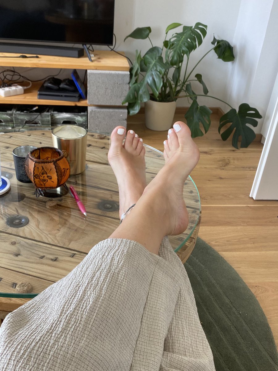 lexirod274's tweet photo. Weißt du, was mich wirklich anmacht?  Zuzusehen, wie dein Geld auf mein Konto fließt, während du mir meine Sohlen sauber leckst 👅 💰 

@rt_feet 
@feetandsoles5 
@FeetToesSoles 
@TinyFootPervert https://t.co/LByQJC5F8z
