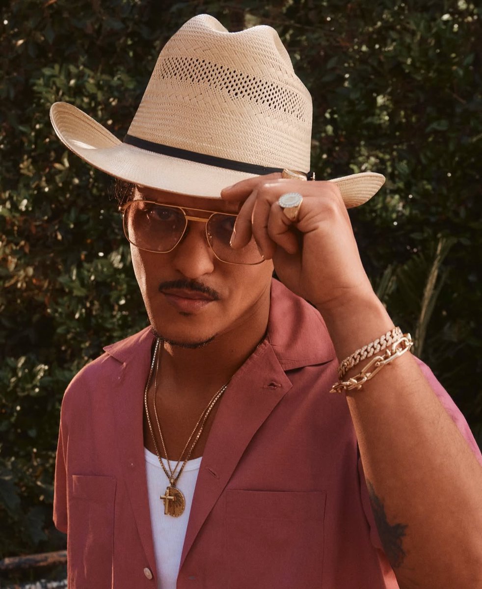 LINDO DEMAIS! Bruno Mars em photoshoot para a Stetson.