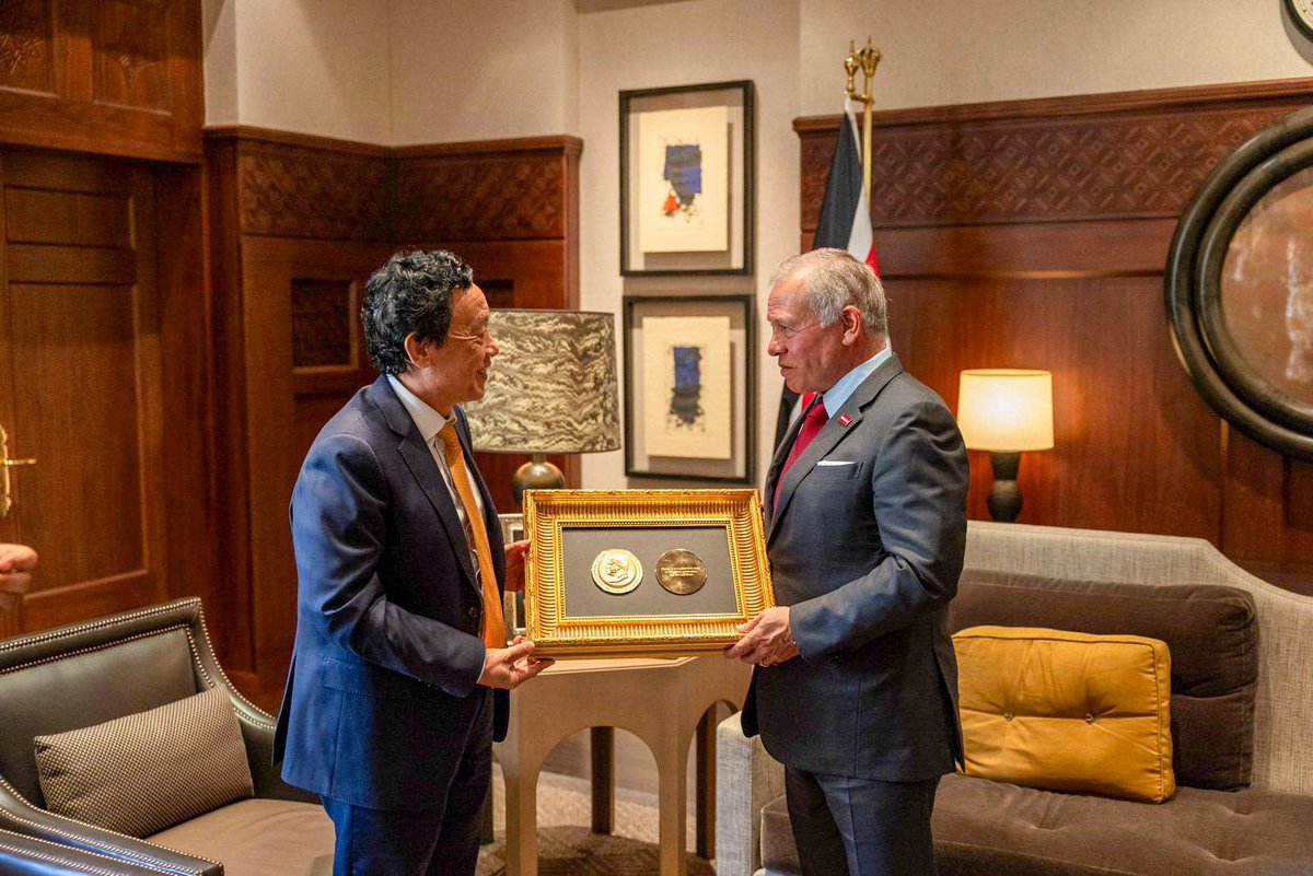 FAOADG_NENA's tweet image. خلال الزيارة، كان لنا شرف حضور تقديم @FAODG ميدالية الزراعة (الفاو) لجلالة الملك عبد الله الثاني بن الحسين، ملك #الأردن، تقديرًا لجهوده في تعزيز الأمن الغذائي الإقليمي والعالمي، لا سيما من خلال الجهود الإنسانية الأردنية في #غزة.