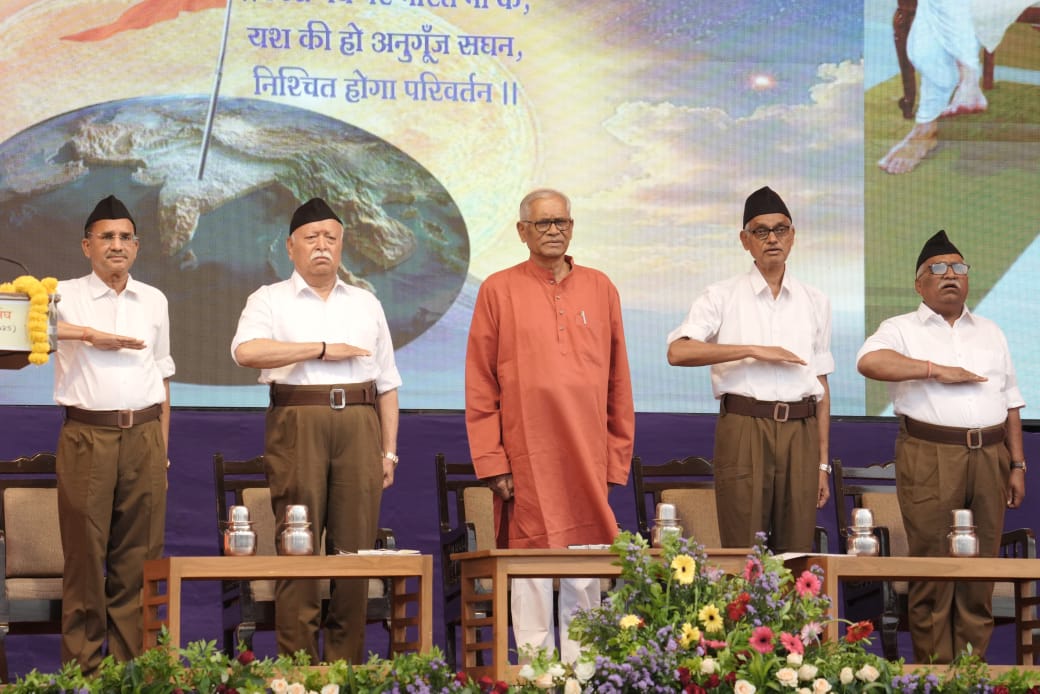 नागपुर - कार्यकर्ता विकास वर्ग द्वितीय समापन समारोह

मंचासीन प्रमुख अतिथि पूर्व मंत्री भारत सरकार अरविंद नेताम जी, सरसंघचालक मोहन जी भागवत, सर्वाधिकारी समीर मोहन्ती जी, विदर्भ प्रान्त संघचालक दीपक तामसेटिवार जी और नागपुर महानगर संघचालक राजेश लोया जी।  #RSSNagpurVarg #vskmalwa