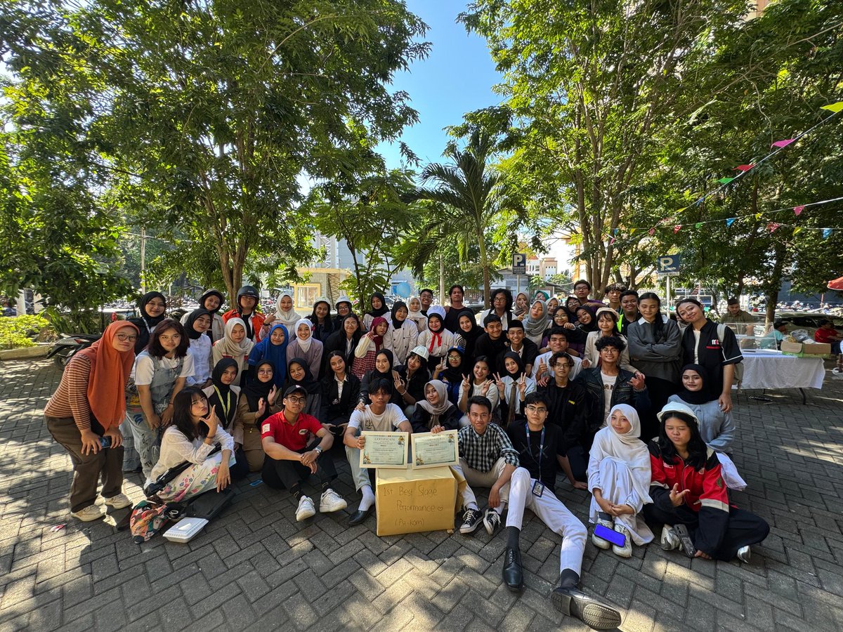 nyatanyaada's tweet photo. Bangga bgt bisa jadi juara di Commfest 25! di commfest 25 ini jg kita bisa bonding sekelas dan bisa seru-seruan bareng🤩🔥 #banggaupnvjt #f25komdigupnvjt #commers #Commfest25 https://t.co/t97WuRBuyT