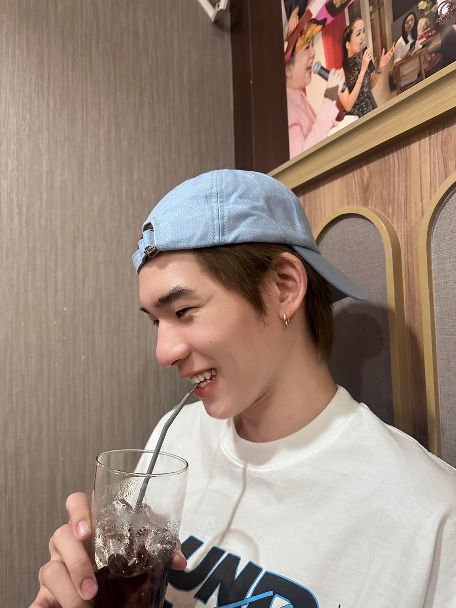 สองตี๋สี่อารมณ์ วันนี้มีครูเบิ้ด มีป้า มีพี่ยิมก็พอยิ้มได้ แต่มีพี่หมีคนเมื่อวานน่าจะดีทิฉุดโน้ะ
#twnpich