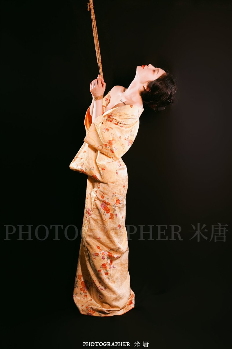 新鲜的小桃！

模:<a href="/taoliangazhai/">桃良阿宅</a> 
绳摄:<a href="/namemitang/">米唐</a> 
场地:<a href="/mitang222/">「妙の屋」</a>