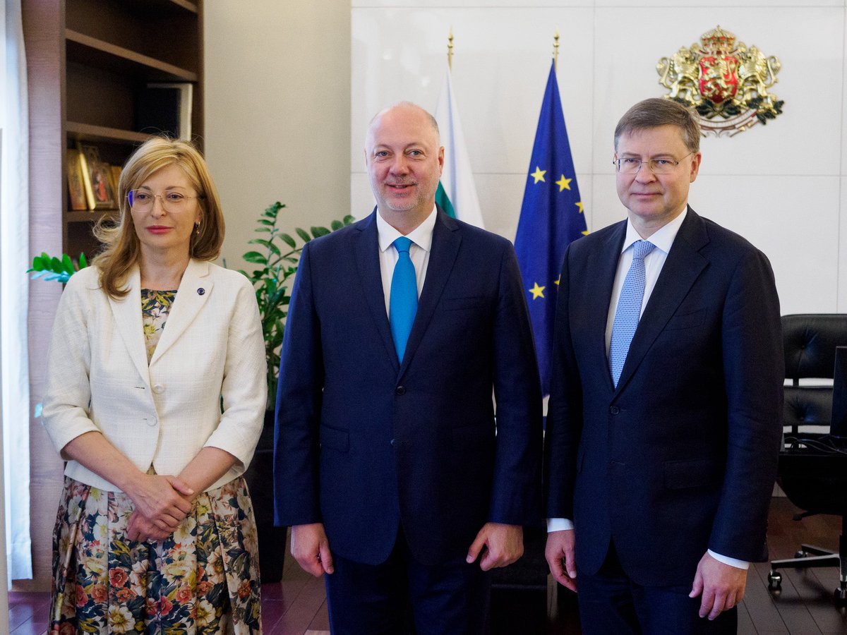 С колегата еврокомисар Валдис Домбровскис сме днес в София, за да дадем пълната подкрепа на Европейската комисия към българското правителство в процеса по въвеждането на еврото. 
Като българка, български комисар и бивш български министър разбирам притесненията на хората. (1/2)