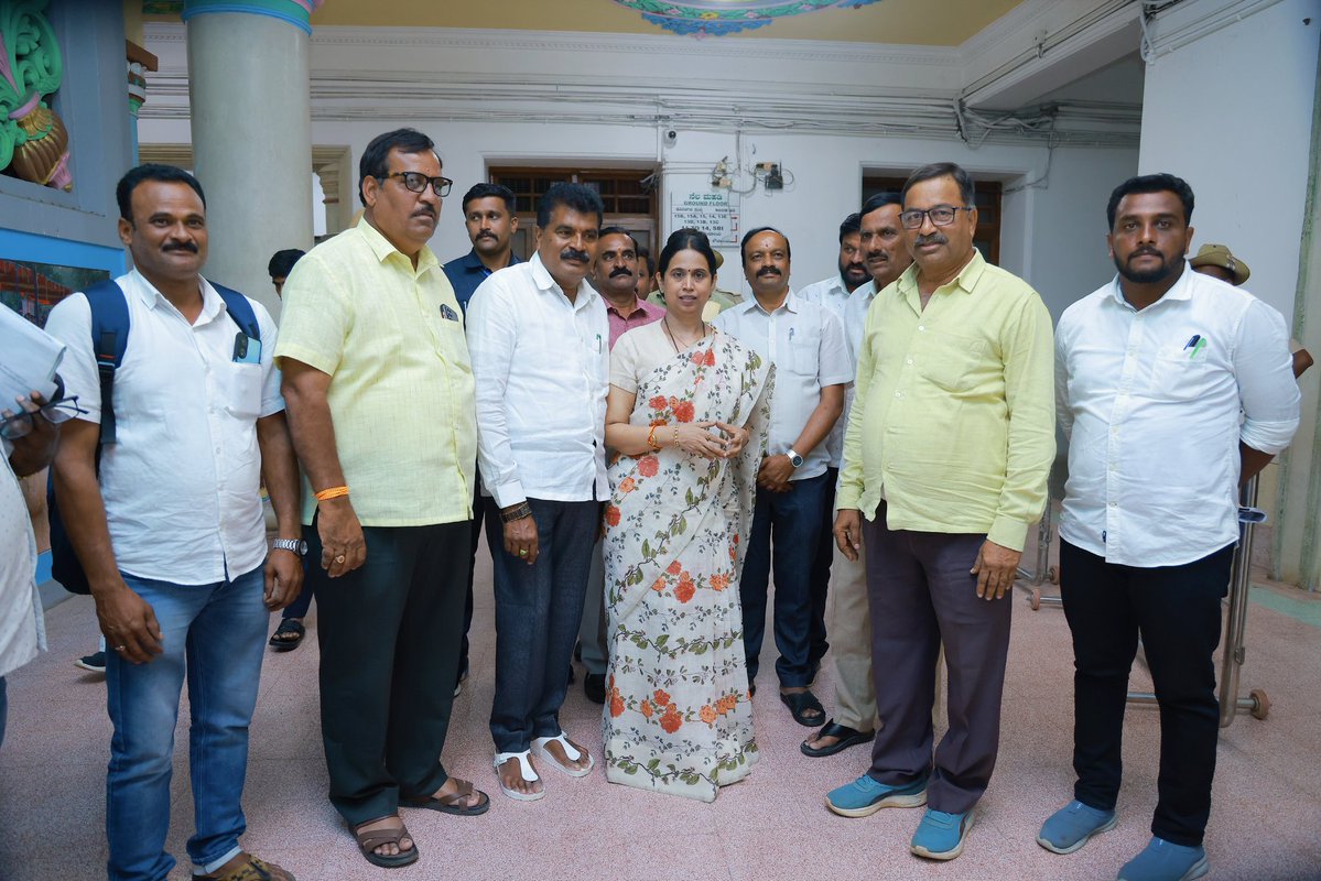 ಚಿಕ್ಕಮಗಳೂರಿನ ವೀರಶೈವ- ಲಿಂಗಾಯತ ಮುಖಂಡರು ಹಾಗೂ ಶಾಸಕರಾದ ಎಚ್.ಡಿ. ತಮ್ಮಯ್ಯ ಅವರು ಬೆಂಗಳೂರಿನ ವಿಧಾನ ಸೌಧದಲ್ಲಿ ಇಂದು ಭೇಟಿ ಮಾಡಿ, ಕುಶಲೋಪರಿ ವಿಚಾರಿಸಿ, ಇತ್ತೀಚೆಗೆ ನಾನು ಚಿಕ್ಕಮಗಳೂರಿಗೆ ಭೇಟಿ ಕೊಟ್ಟ ಸಮಯದಲ್ಲಿನ ಕಾರ್ಯಕ್ರಮಗಳು ಯಶಸ್ವಿಯಾಗಿರುವ ಹಿನ್ನೆಲೆಯಲ್ಲಿ ಅಭಿನಂದನೆ ಸಲ್ಲಿಸಿದರು.

ಈ ವೇಳೆ ಸಚಿವರಾದ ಈಶ್ವರ ಖಂಡ್ರೆ, ರಹೀಮ್