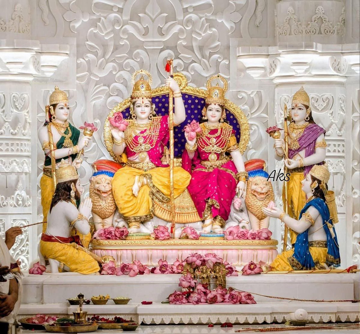 LPoojry's tweet photo. ಅಯೋಧ್ಯೆಯ ರಾಮ ದರ್ಬಾರ್ 🚩🚩🚩

📍Divine Moment in Ayodhya  Pran Pratishtha — moorthi of Lord Ram, Sita, Lakshman, &amp; Hanuman are being installed on the first floor of the Ayodhya Ram Mandir 🙏🚩

#Ayodhya #rammandir #pranpratishtha 
#jaishreeram https://t.co/j73UGzbgv8