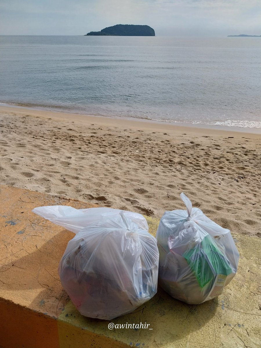 Kakwin27's tweet photo. Ni hasil kutipan xsampai 1km sepanjang persisiran pantai. 2 plastik sampah, ada bekas makanan, pampers, puntung rokok, plastik, tisu... Tu belum sisa2 makanan yg ditimbus dgn pasir... 

Jagalah kebersihan bersama. Buang sampah ke dlm tong yg disediakan. https://t.co/v8m7Eqm2EY