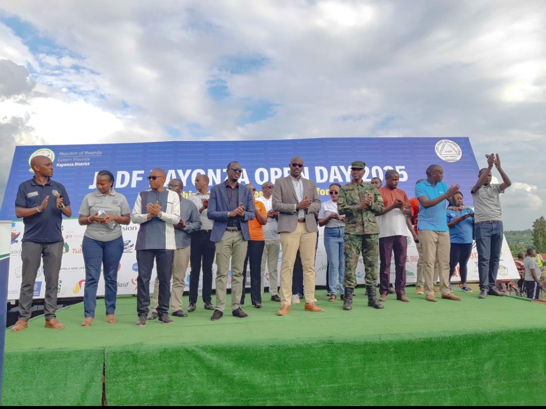 MUHAZI YACU (@muhaziyacu) on Twitter photo I Kayonza, hari kubera imurikabikorwa ryateguwe n'ihuriro ry'abafatanyabikorwa 87 b'Akarere ka Kayonza <a href="/JadfKayonza/">JADF Kayonza</a> ahari kwerekanwa bimwe mu bikorwa bafatanyamo n'akarere mu guteza imbere abaturage, haba mu mibereho myiza n'ubukungu n'iterambere rusange.
Iri murikabikorwa, riri I Kayonza, hari kubera imurikabikorwa ryateguwe n'ihuriro ry'abafatanyabikorwa 87 b'Akarere ka Kayonza <a href="/JadfKayonza/">JADF Kayonza</a> ahari kwerekanwa bimwe mu bikorwa bafatanyamo n'akarere mu guteza imbere abaturage, haba mu mibereho myiza n'ubukungu n'iterambere rusange.
Iri murikabikorwa, riri