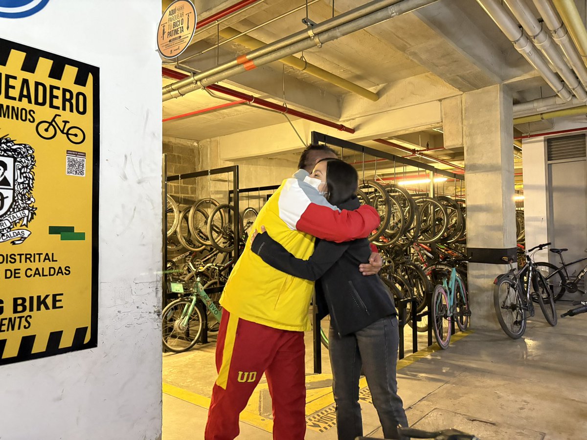 Hoy rodamos con propósito 🚴‍♂️💚
Desde Plaza de las Américas hasta nuestra sede en Bosa El Porvenir, demostramos que la movilidad sostenible es posible.

¡Recibimos el Sello de Oro por la calidad en el estacionamiento de vehículos de micromovilidad! 🥇 El cual se nos fue entregado