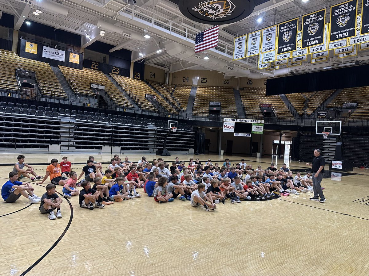 fhsutigerhoops's tweet image. And that’s a wrap! Thank you to all our campers and a special thanks to all our coaches and athletes that helped 🐯🐯🐯!