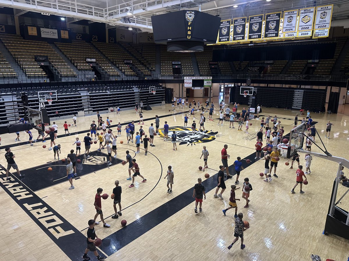 fhsutigerhoops's tweet image. And that’s a wrap! Thank you to all our campers and a special thanks to all our coaches and athletes that helped 🐯🐯🐯!