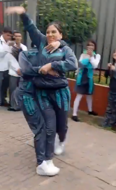 soy_yodenuevo_'s tweet photo. @ColombiaOscura_ El lago de los cisnes.
Ballet estructurado en cuatro actos.
Bogotá / Barrio Inglés. https://t.co/3eceBUQxS7
