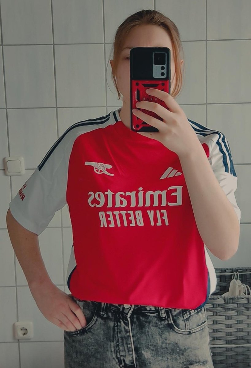Und das nächste Trikot ist da, basically mein CSD Outfit (meine Freundin &amp; ich wollten mit Mead &amp; Miedema Trikot gehen und schauen wie viele Frauenfußball Fans wir finden lmao)
