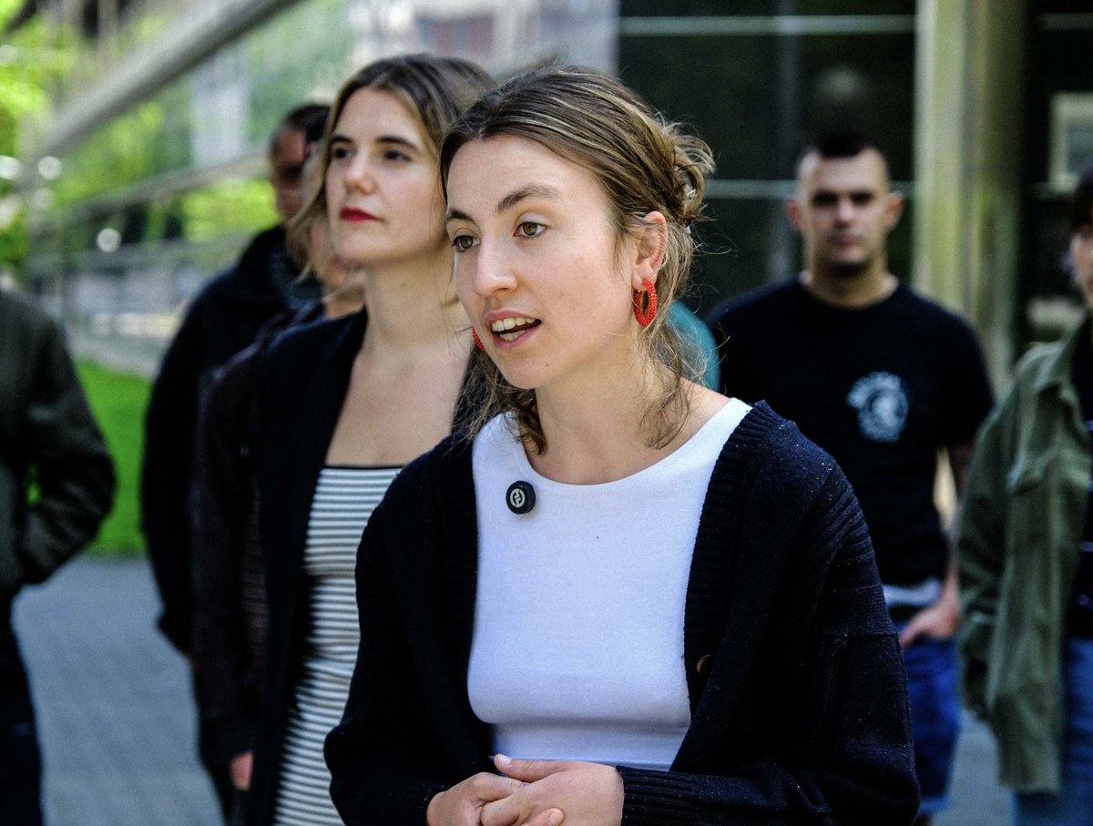 ernaigazte's tweet photo. Gaur, Gasteizko epaitegian izan gara. Duela bi urte jasotako isun neurrigabeko eta arbitrarioak zirela eta, abian jarri genuen prozesuaren 3.epaiketa izan dugu.

Bide luzea dugu oraindik aurretik, baina ez dugu etsiko. 

✊#AurreraGoaz https://t.co/0pOsXjQvTQ