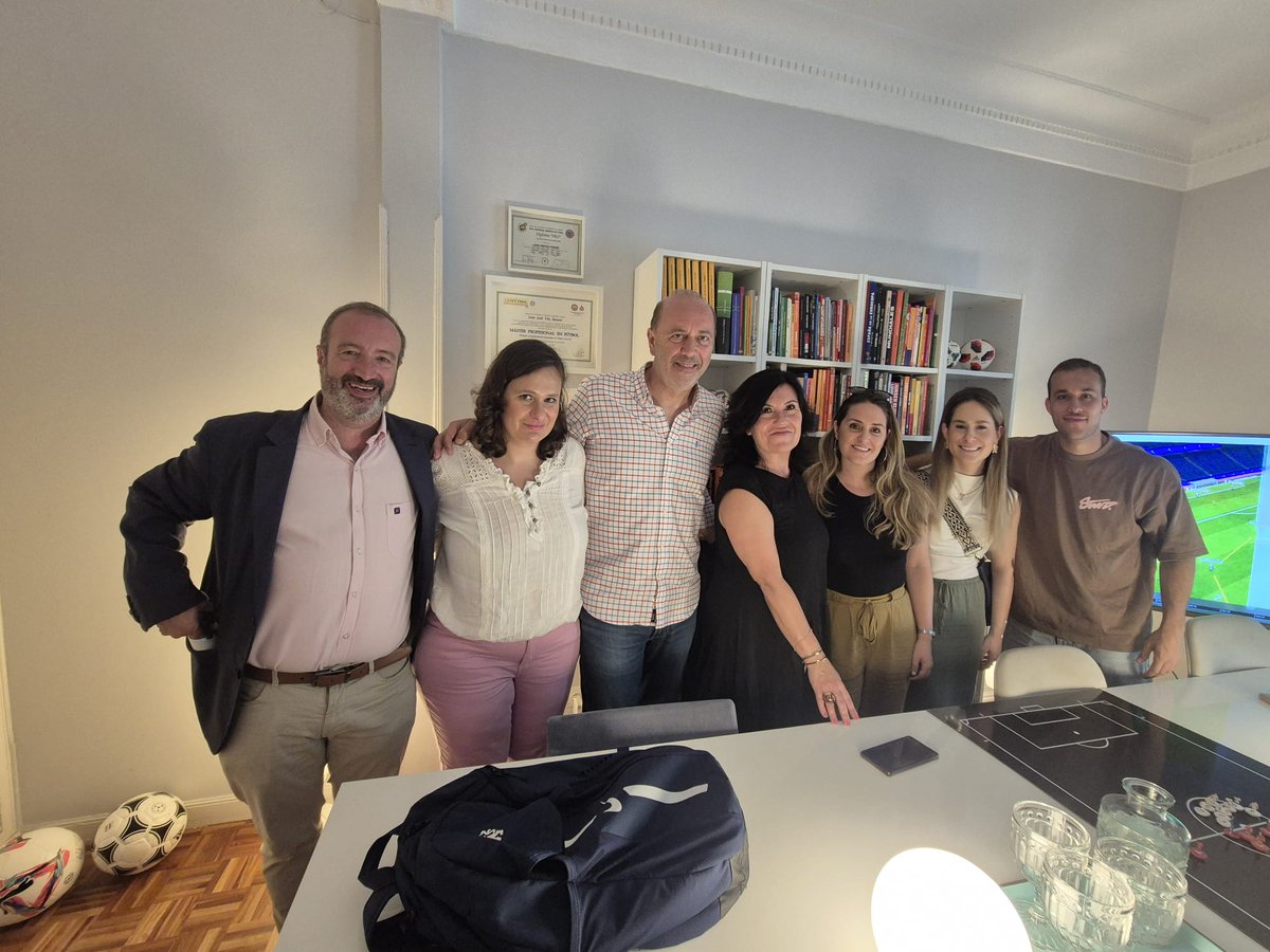 odettegonzalezV's tweet photo. 🎙️ Estuvimos en una charla informal con Juanjo Vila, donde habló de su futuro tras el Madrid CFF, su visión del fútbol femenino y la importancia de la cultura táctica.
📍OCO Talent
📲 Lo cuento en @vip_deportivo
🔗https://t.co/TKlHPpowyo
@Dr_Dominguez 
@LydiaBermejoM https://t.co/csGUodOGzX