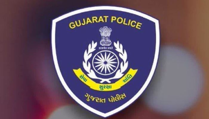tv13gujarati's tweet photo. Gujarat Police: સોશિયલ મીડિયા મારફતે નાગરિકો સાથે કનેક્ટ રહેવા ગુજરાત પોલીસની નવી પહેલ!
https://t.co/PEjKBwq8Wo
#GPSMASH #police #GujaratPolice https://t.co/SLt4qkAD9i