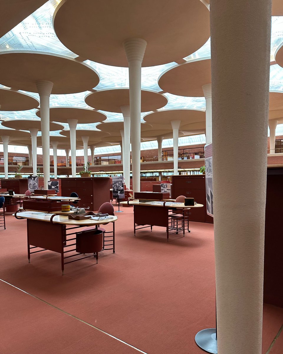 Frank Lloyd Wright's office furniture is tweaked for the modern age, image size:960x1200