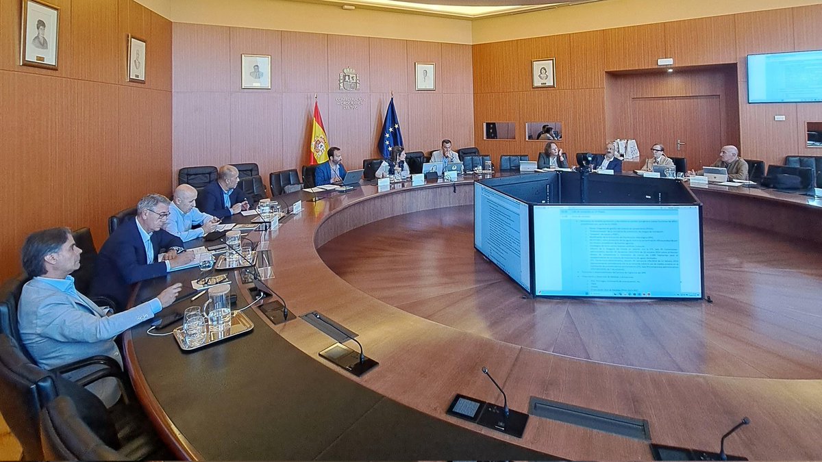 Hoy se han reunido presidentes/as de las Confederaciones Hidrográficas y la directora de la DGA en la sede de la CH Tajo para abordar:
⚖️Desarrollo normativo 👷‍♀️Financiación de actuaciones
🌍Actividad internacional en materia de agua 
🏞Funciones del Servicio de Vigilancia del DPH