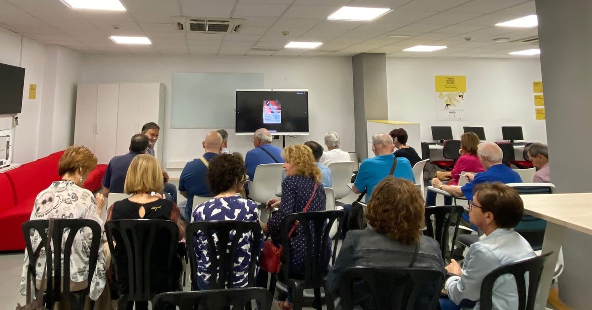 Talleres digitalización +60 uso móvil, cajero automático, ciberseguridad, privacidad y seguridad en Redes Sociales, Apps sistema sanitario andaluz, reconocer fake News  ☺️💛💛💛#puntovuela #digitalizacion #mayores60