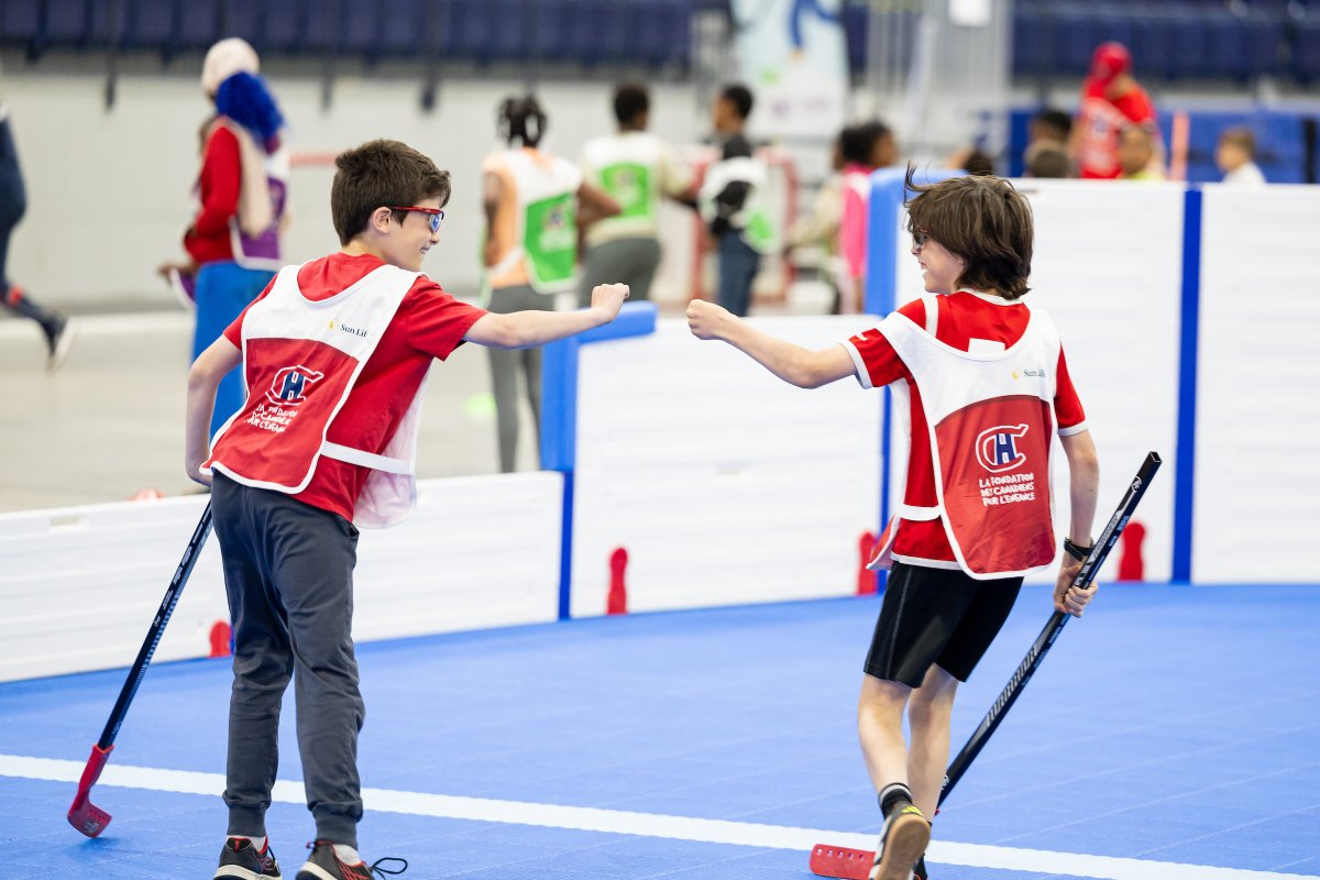 End-of-year ball hockey party! ✨

Yesterday, 190 students from schools who took part in our BLEU BLANC BOUGE introductory ball hockey program, presented in partnership with @SunLifeQc, gathered at Place Bell to celebrate the progress they made over the spring session.