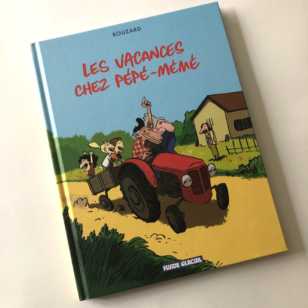 EmaDufour's tweet photo. Pour chasser la grisaille, la grise mine comme le ciel gris, et lutter contre les 3i, mélancolie, ennui, souci, trois très chouettes lectures BD, récemment découvertes par l'entremise de @CloueThomas.  Pour regarder autrement la campagne, le crime ET les transports en commun !😉 https://t.co/1WLRWNRq8u
