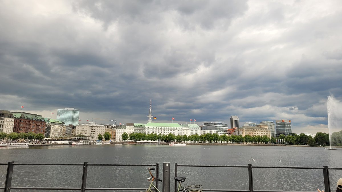 Die dunklen Wolken gefallen mir gar nicht!
Mal sehen, ob ich trocken nach Hause komme. 
Aber ich riskiere es, erstmal nen Kaffee organisieren 😂
Jedenfalls habe ich wieder eine jährliche Kontrolle hinter mir.
Alles in Ordnung 💪