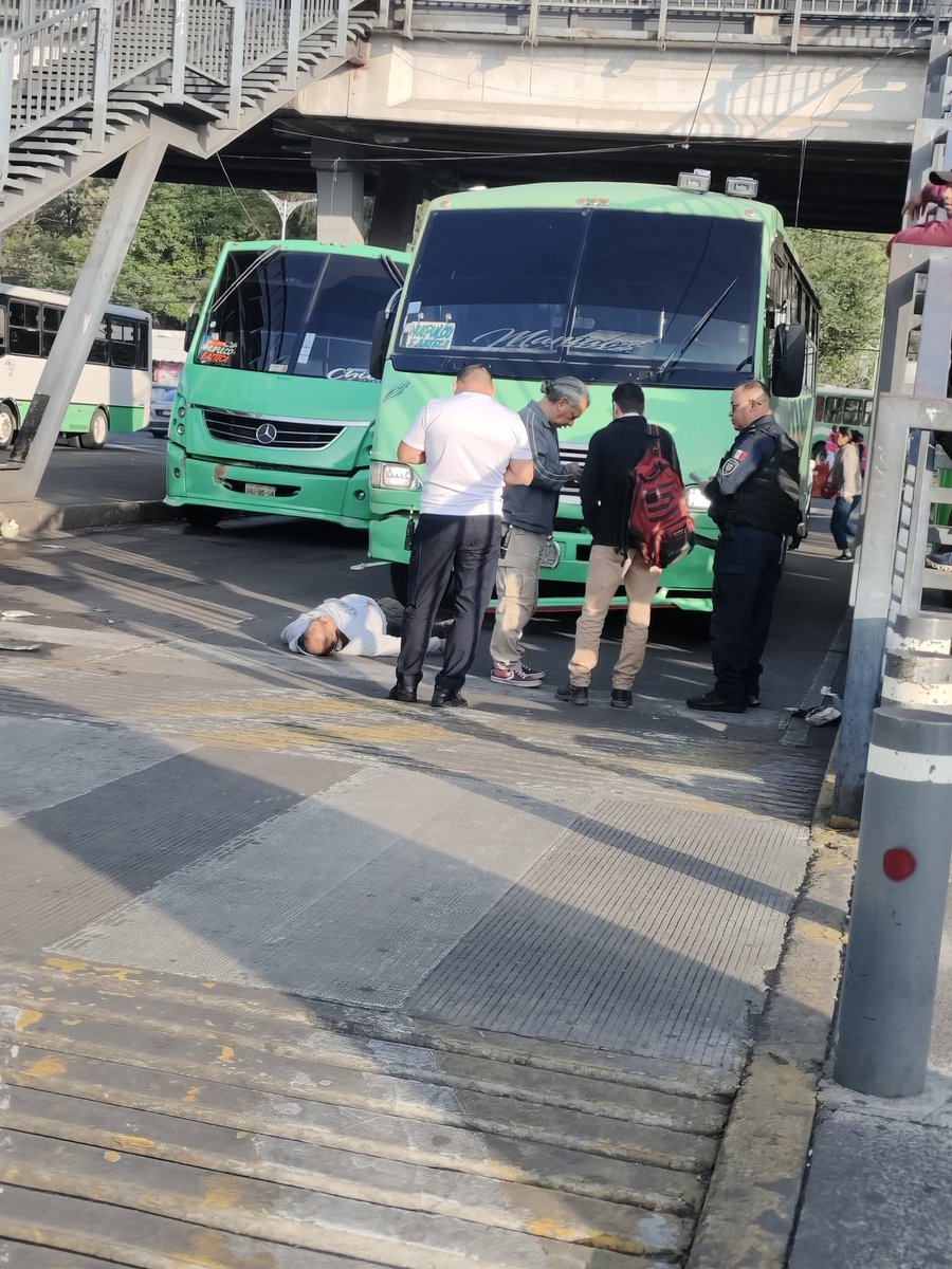 Enrique_LunaP's tweet image. #ÚltimaHora: Sujeto es atropellado en el #CETRAM #Huipulco en #Tlalpan por un #microbús #Huipulco #EstadioAzteca.

Según testigos la víctima de unos 45 años no se fijó de del paso del camión.