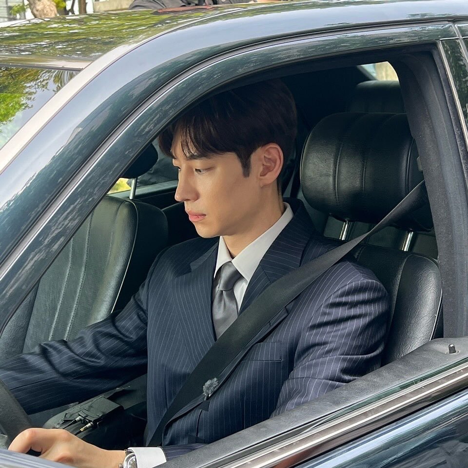 남한규남이같으네
뒷자석엔 여전히 현상님 타계시고