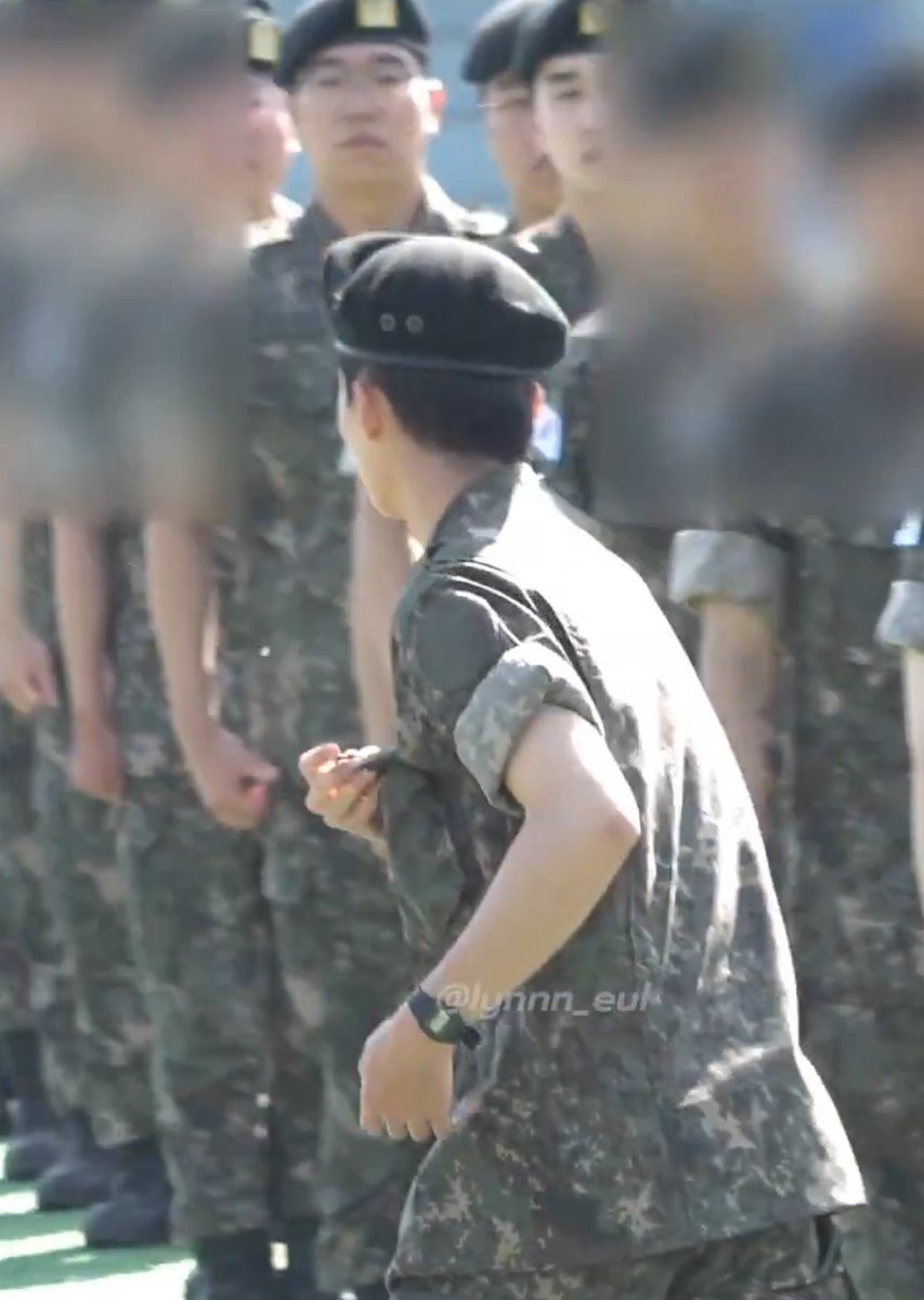 헐 우와 이때 주머니에 손 넣어서 꼼질꼼질 하길래 뭐 꺼내는거지 했었는데 지금 보니까 팀 반지 빼서 앞주머니에 넣어놨다가 식 끝나자마자 꺼내는 거 같네 몰 랐 어