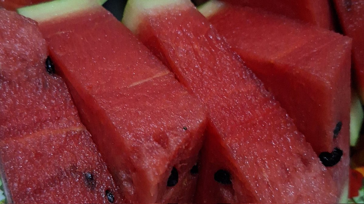 udh lama gak dapet semangka yg semerah ini 🤤😍 biasanya merah mudah tapi ini merah banget dan pastinya manis