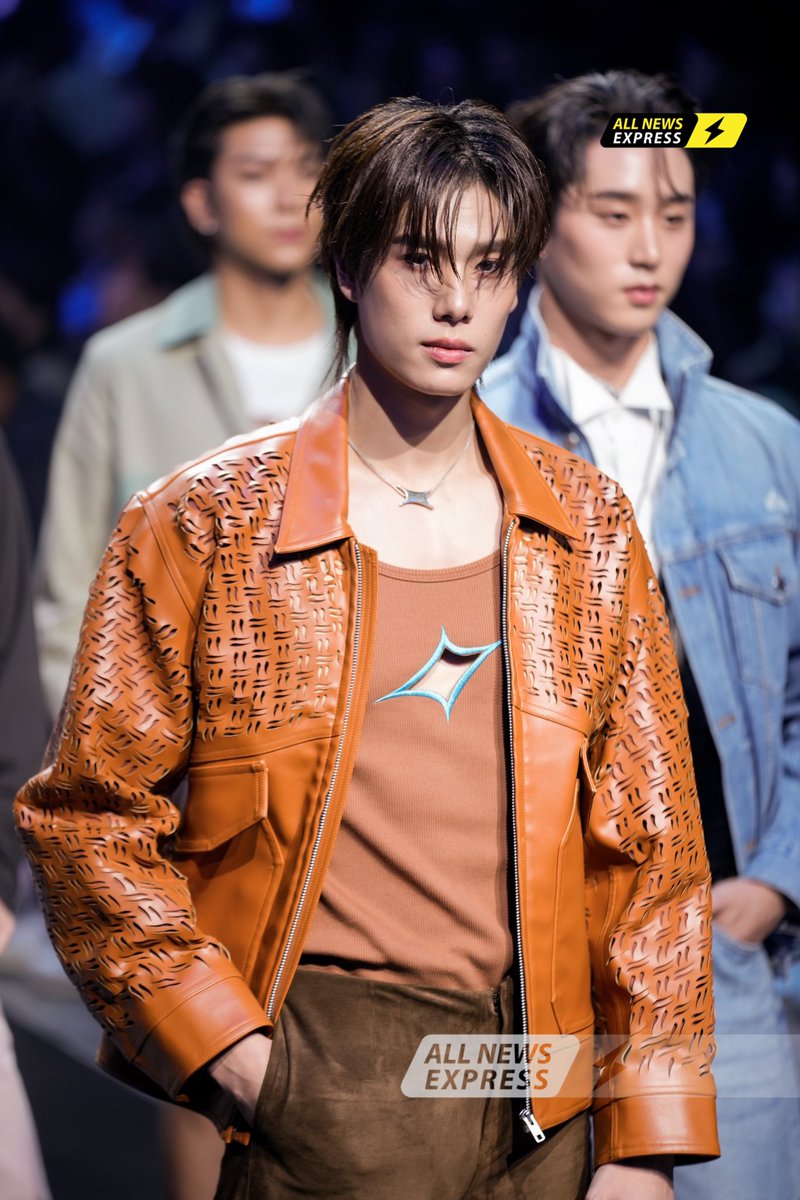 นายแบบ !! "ภูวินทร์" กับลุครันเวย์งาน “EMFASHIONICON EDGE 2025" 

PHUWIN EM RUNWAY
#EMFASHIONICONxPHUWIN
#phuwintang #EMDISTRICT
#EmfashioniconEdge2025
#EMFASHIONICON