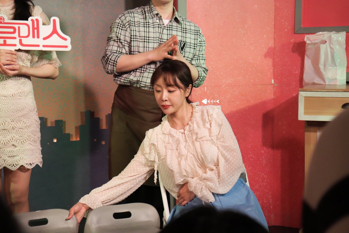 MoodyNight's tweet photo. 뽀너스
1 . 팬 가방에 있는 텔레토비 만지작 효
2. 의자 정리하는 다정 효
3. 사진 찍어주는 스텝 팔이 아쉬운 존예 효
4. 초점 안잡혀도 너무 귀여운 효 https://t.co/KrFUeDZF9p